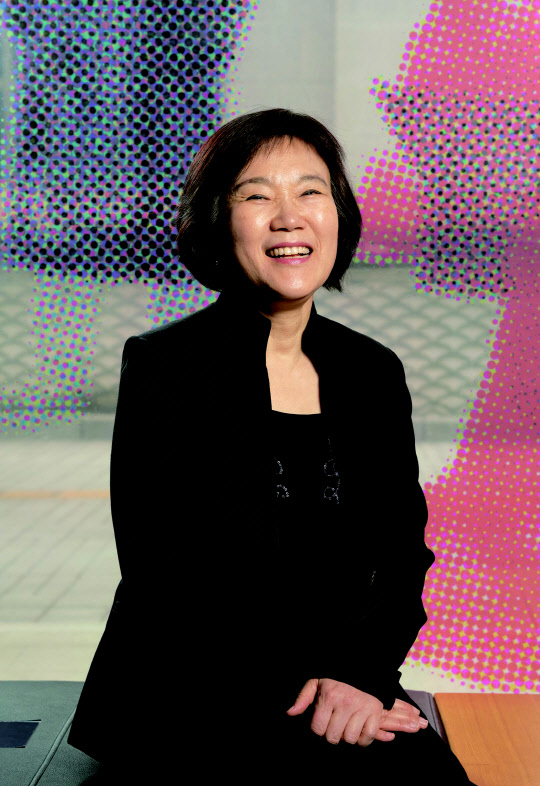 서인화는 성균관대 영문과를 졸업하고 한국학중앙연구원 한국학대학원에서 한국민속예술사 석사를, 동대학원에서 예술 박사 학위를 받았다. 1996년 국립국악원에 학예연구사로 입사 후 2007년 학예연구관으로 승진, 국립부산국악원장을 역임했다. 2020년부터 국립국악원 국악연구실장으로 재직 중이다.